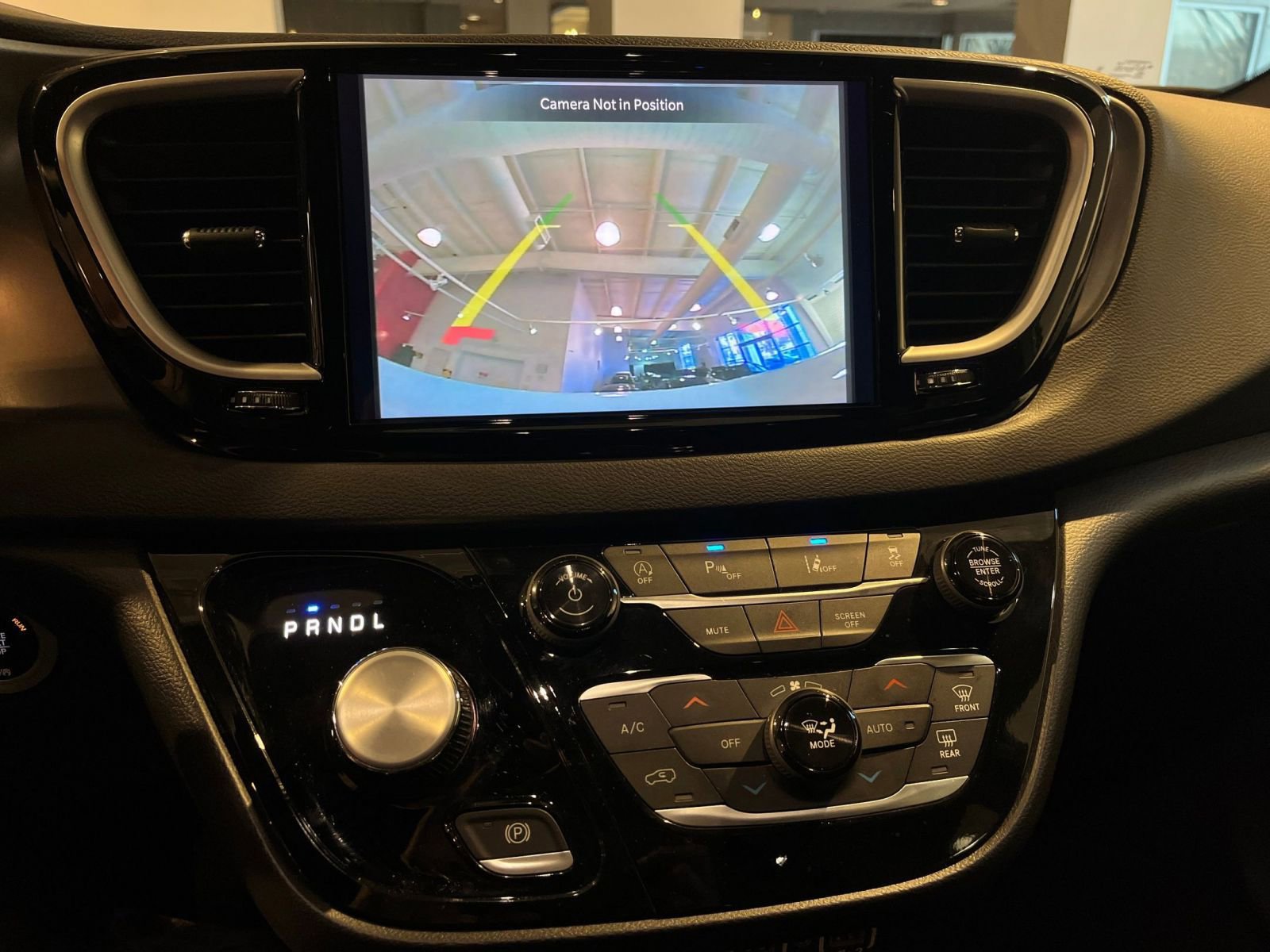 Used 2025 Chrysler Pacifica Select image 25