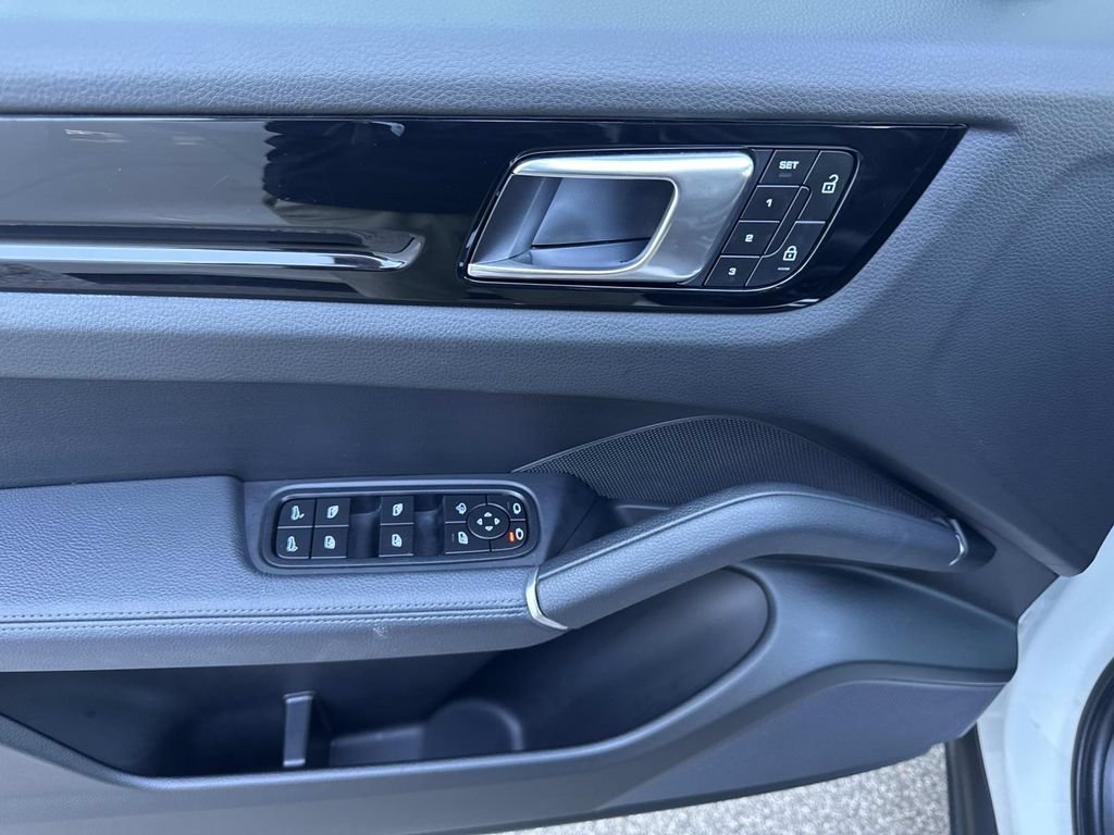 Certified 2023 Porsche Cayenne AWD/4WD image 18
