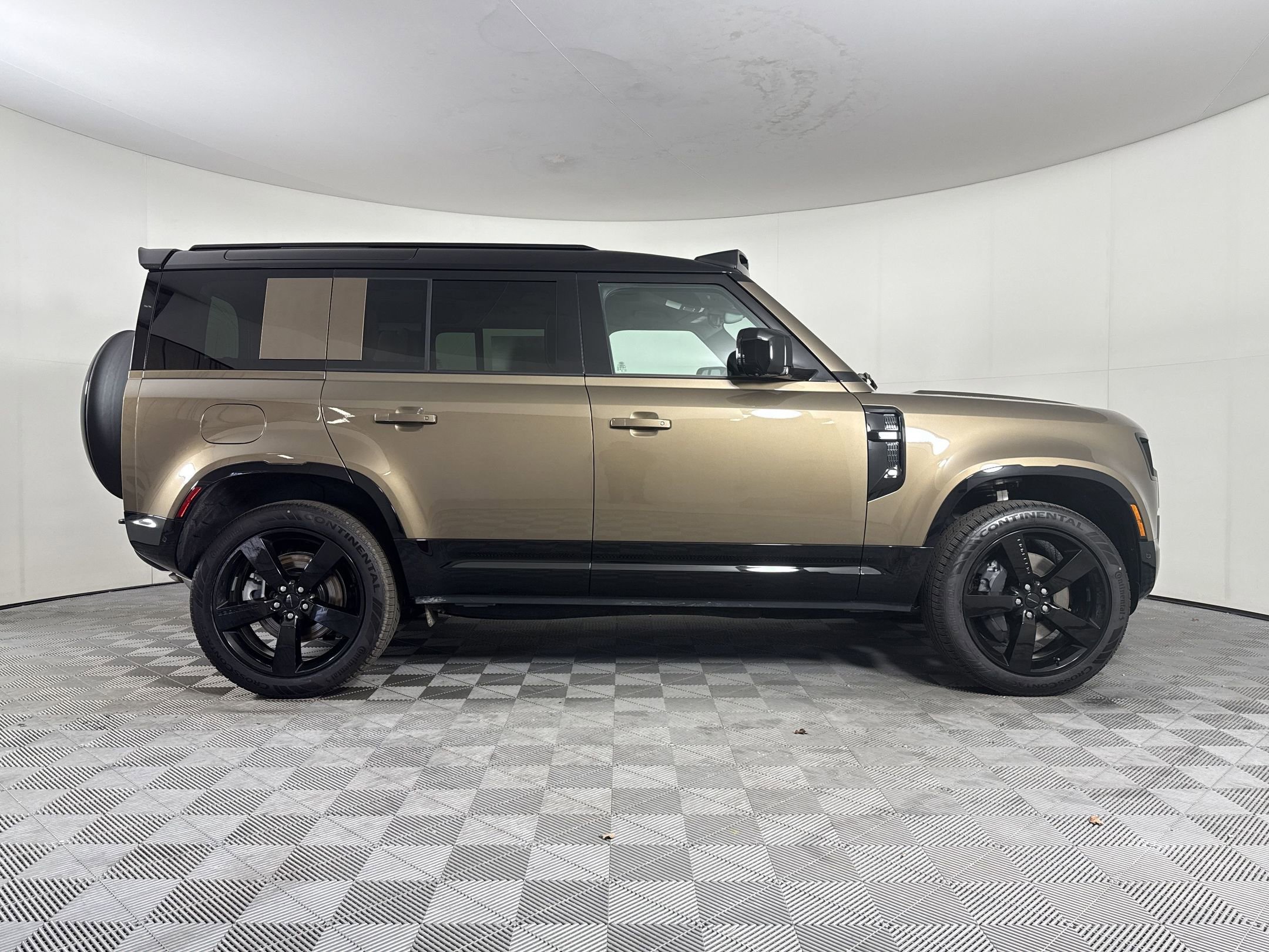 New 2026 Land Rover Defender 110 X-Dynamic SE image 9