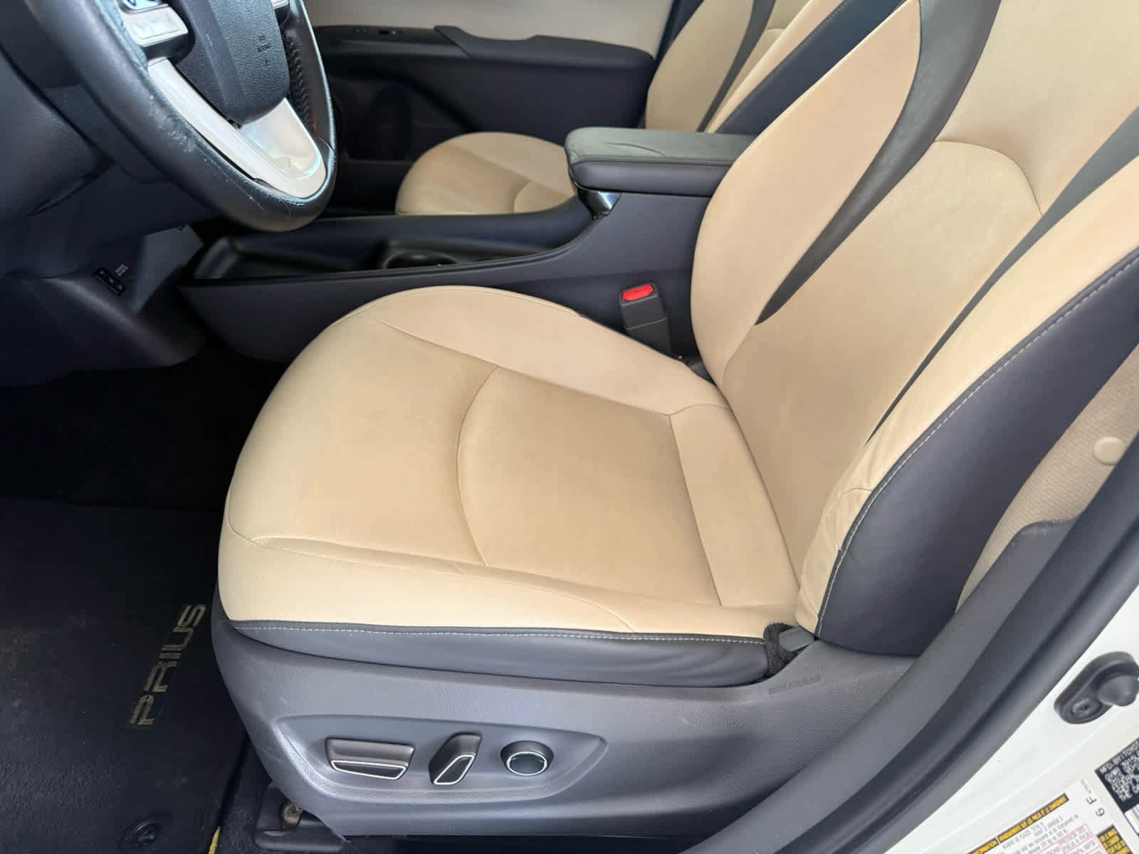 Used 2016 Toyota Prius Four w/ Advanced Technology Package FWD image 4