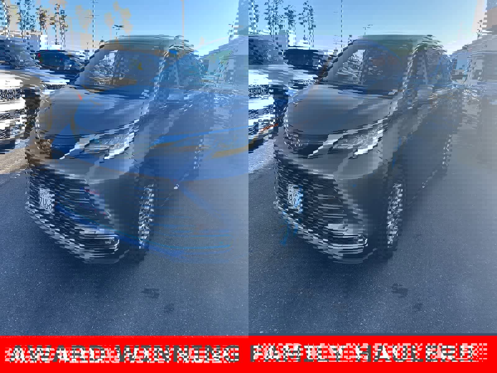 Used 2022 Toyota Sienna Limited image 1