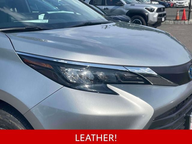 Certified 2025 Toyota Sienna XLE FWD image 11