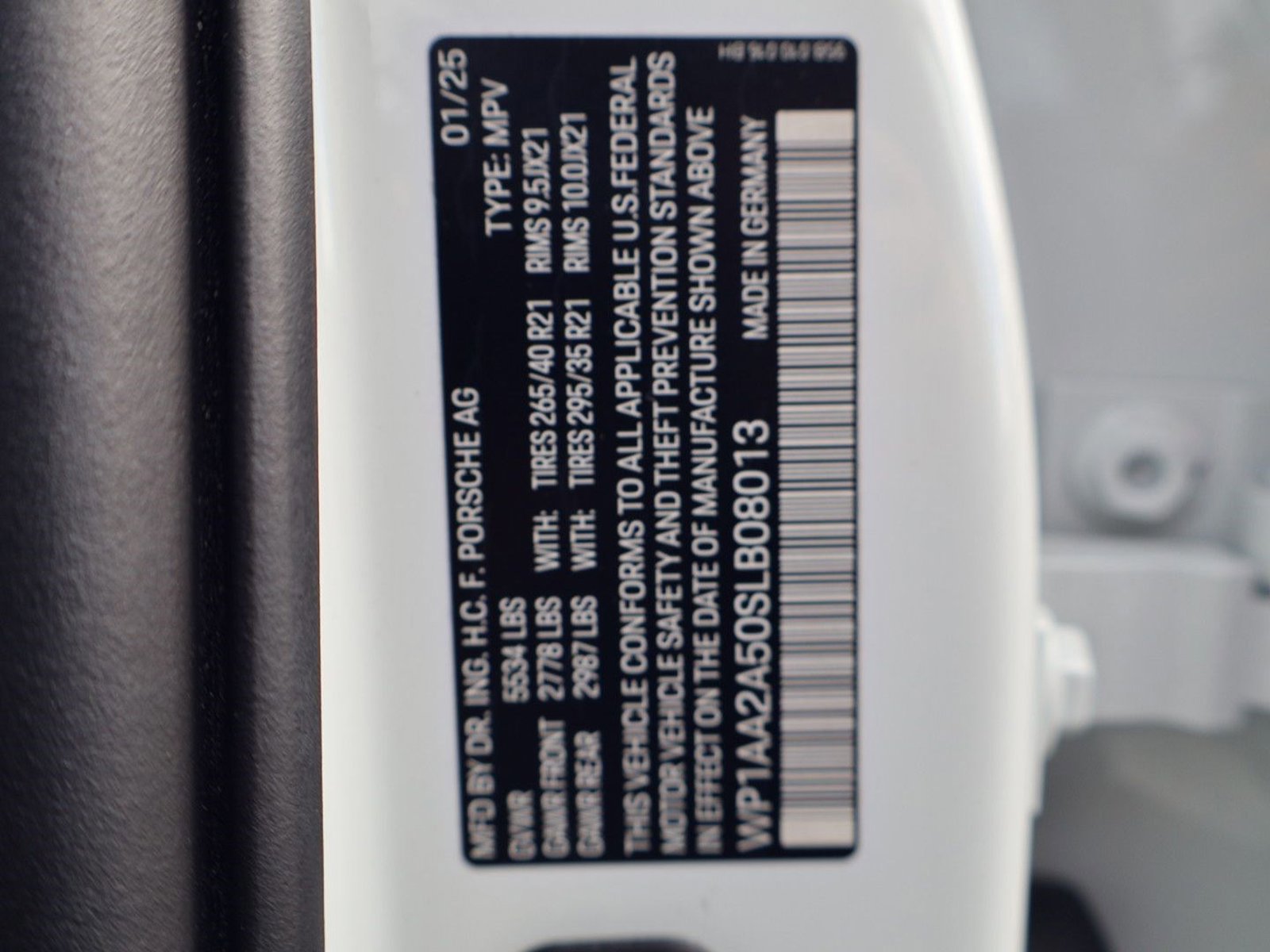 Certified 2025 Porsche Macan AWD/4WD image 29
