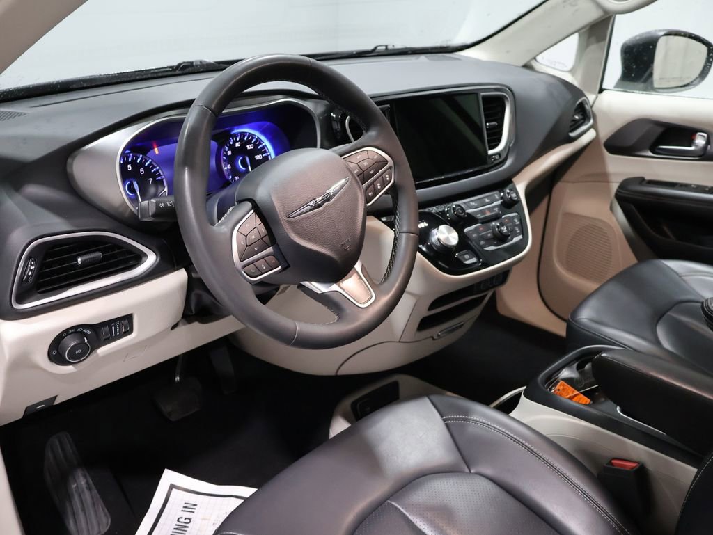 Used 2023 Chrysler Pacifica Touring-L FWD image 16