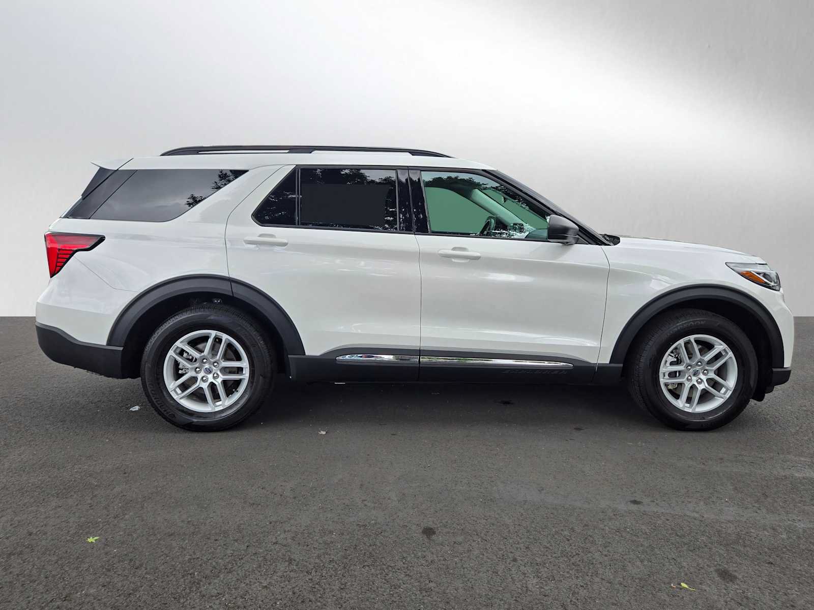 Used 2025 Ford Explorer Active w/ Active Comfort Package RWD image 2