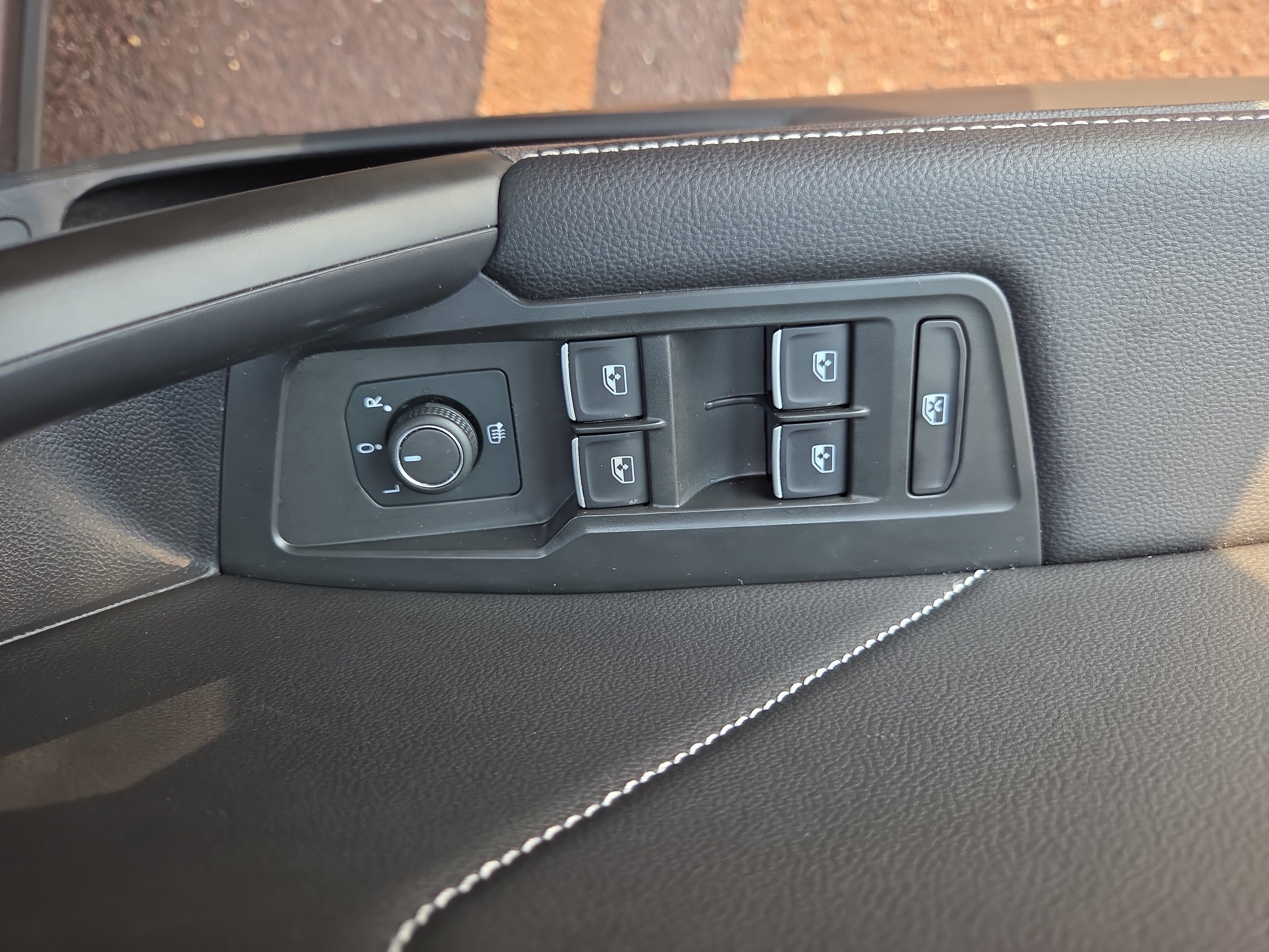 Used 2024 Volkswagen Tiguan SE R-Line AWD/4WD image 28