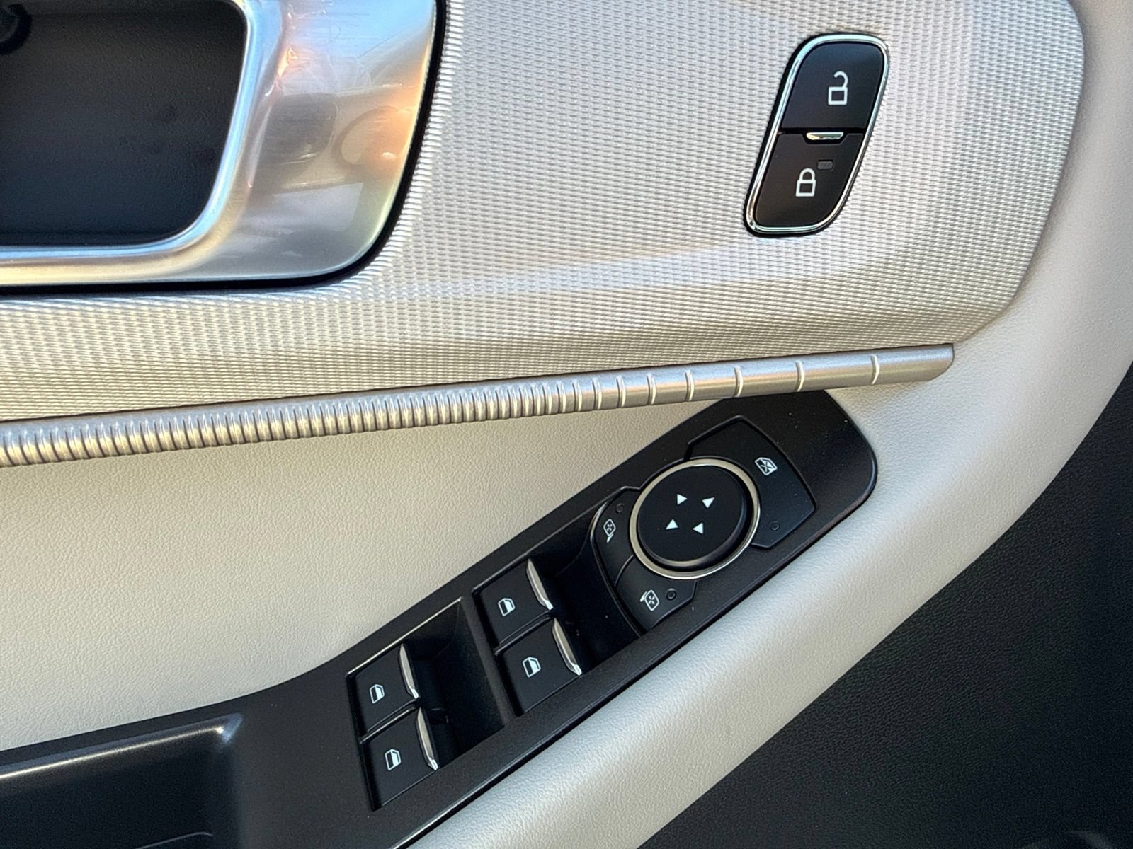 New 2026 Ford Explorer Active w/ Active Comfort Package RWD image 17