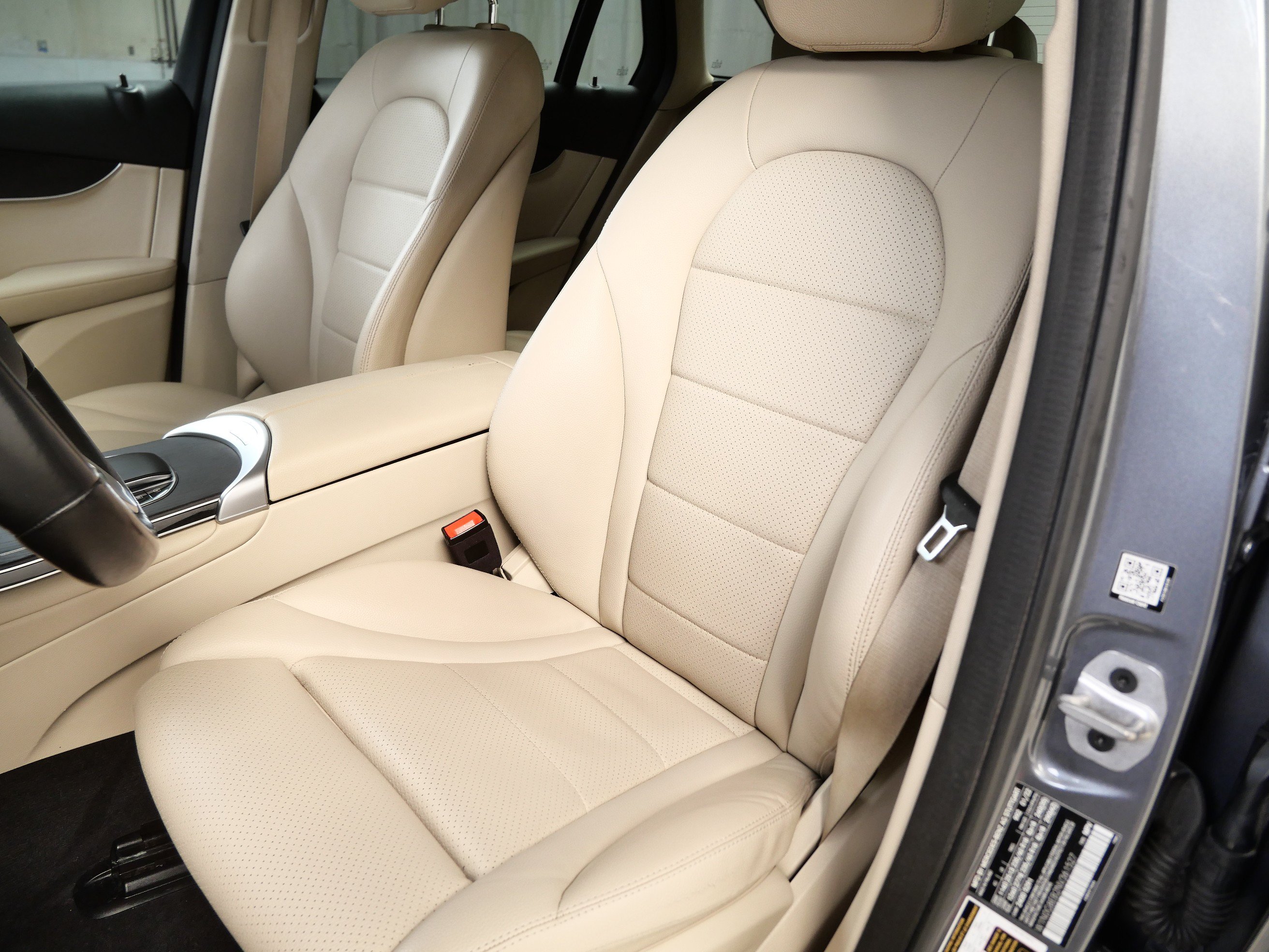 Used 2022 Mercedes-Benz GLC 300 4MATIC image 3