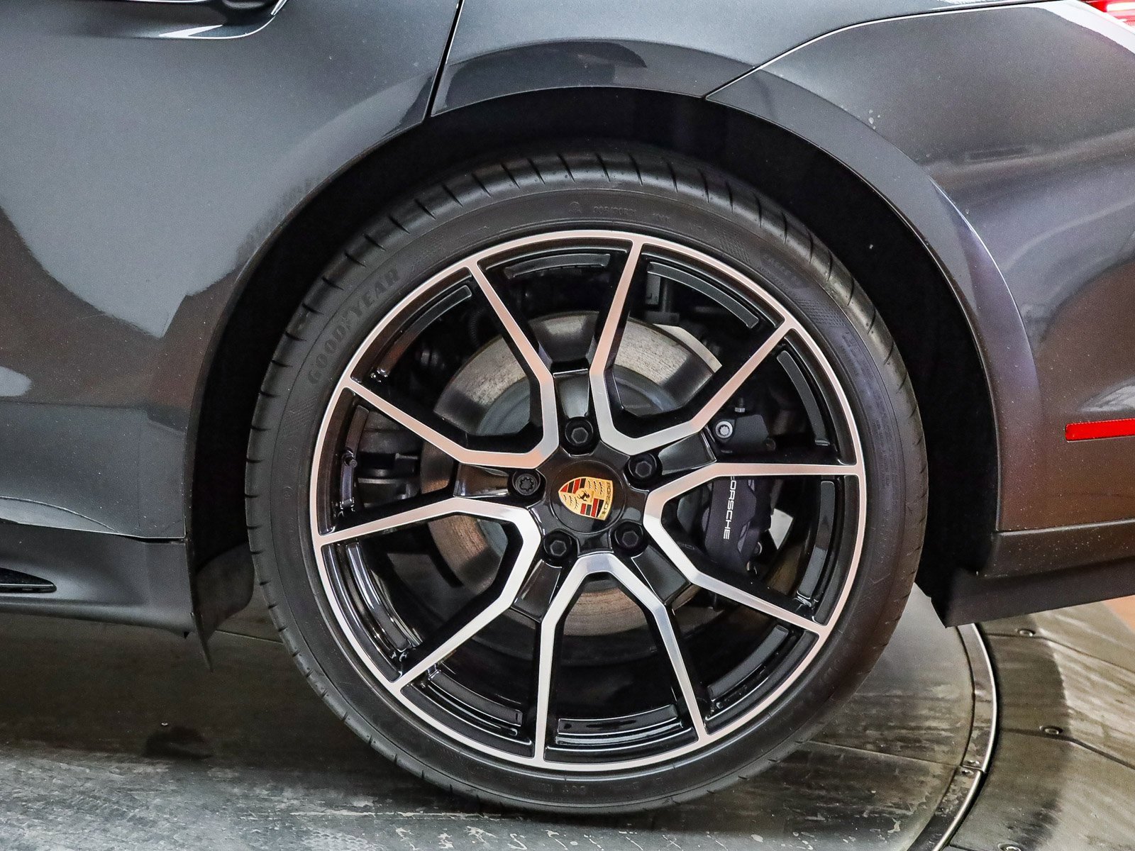 Used 2025 Porsche Taycan image 9