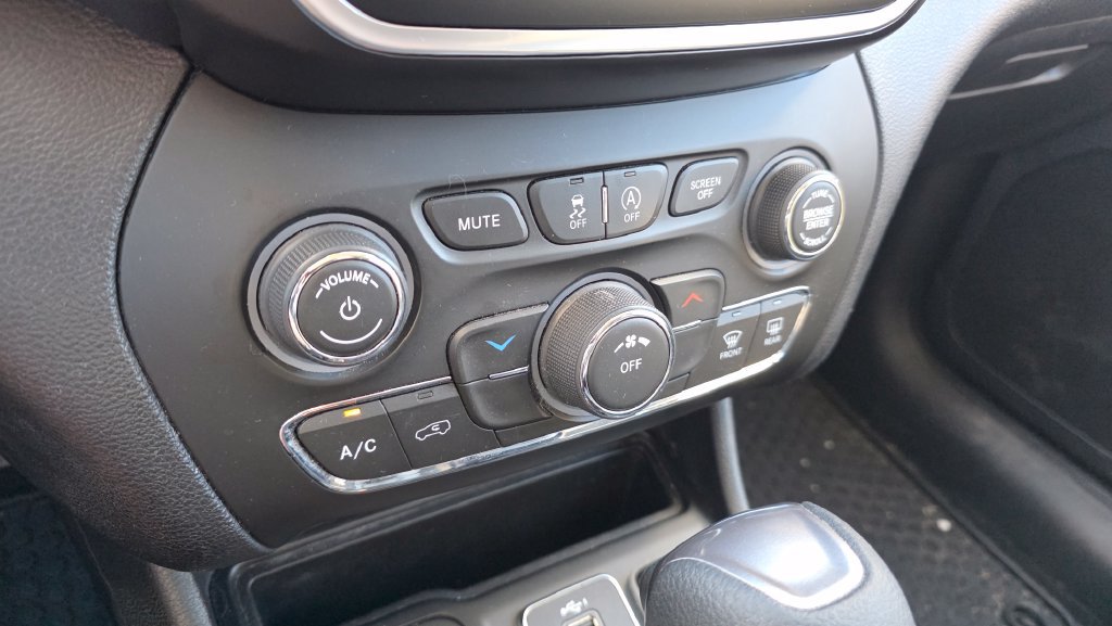 Used 2019 Jeep Cherokee Latitude w/ Cold Weather Group AWD/4WD image 19