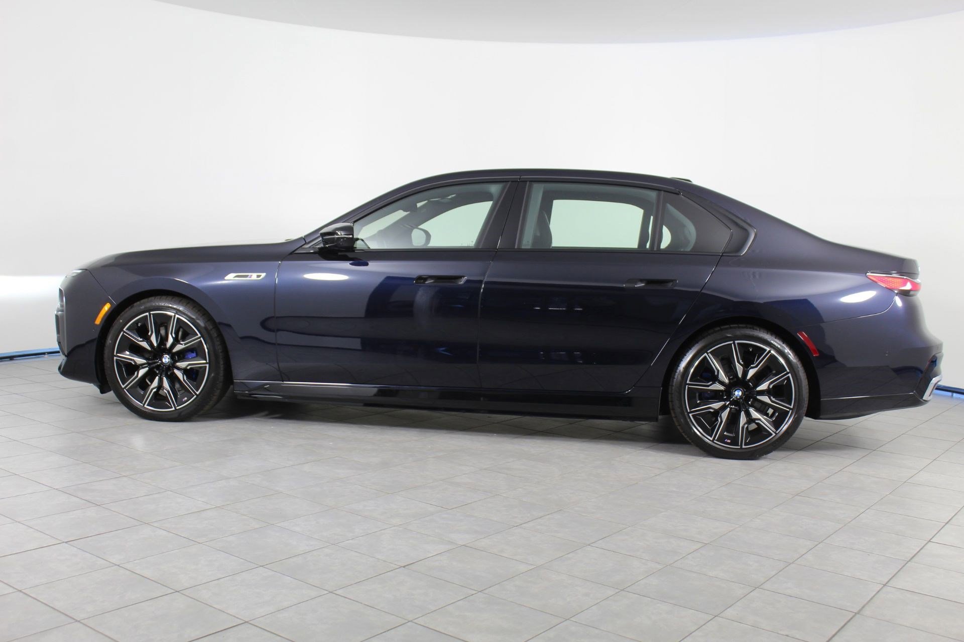 Used 2026 BMW i7 M70 w/ Premium Package image 2