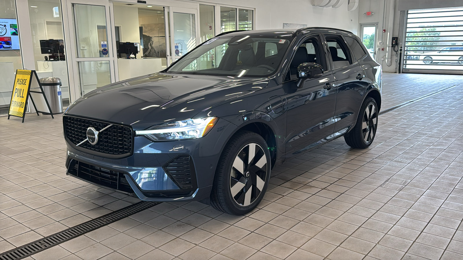 Certified 2024 Volvo XC60 T8 Plus w/ Climate Package AWD/4WD image 9