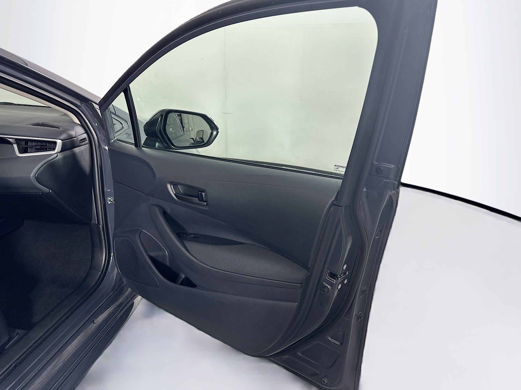 Used 2025 Toyota Corolla LE image 30