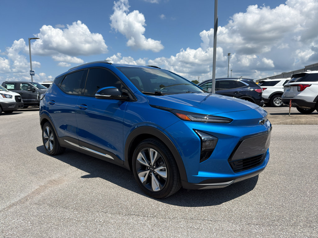 Used 2022 Chevrolet Bolt EUV LT w/ Convenience Package FWD image 3