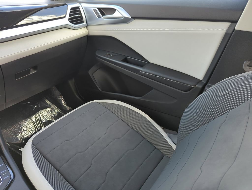 New 2026 Volkswagen Taos SE image 22