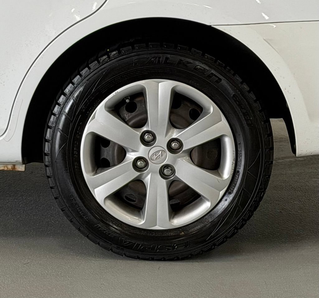 Used 2011 Hyundai Accent GLS w/ Premium Pkg 4 FWD image 8