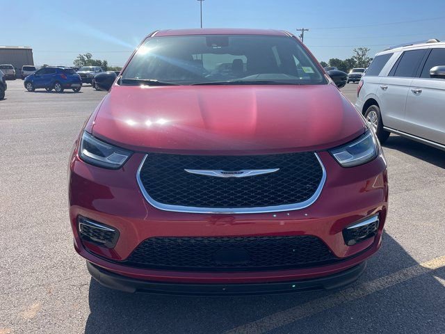 Used 2024 Chrysler Pacifica Touring image 6