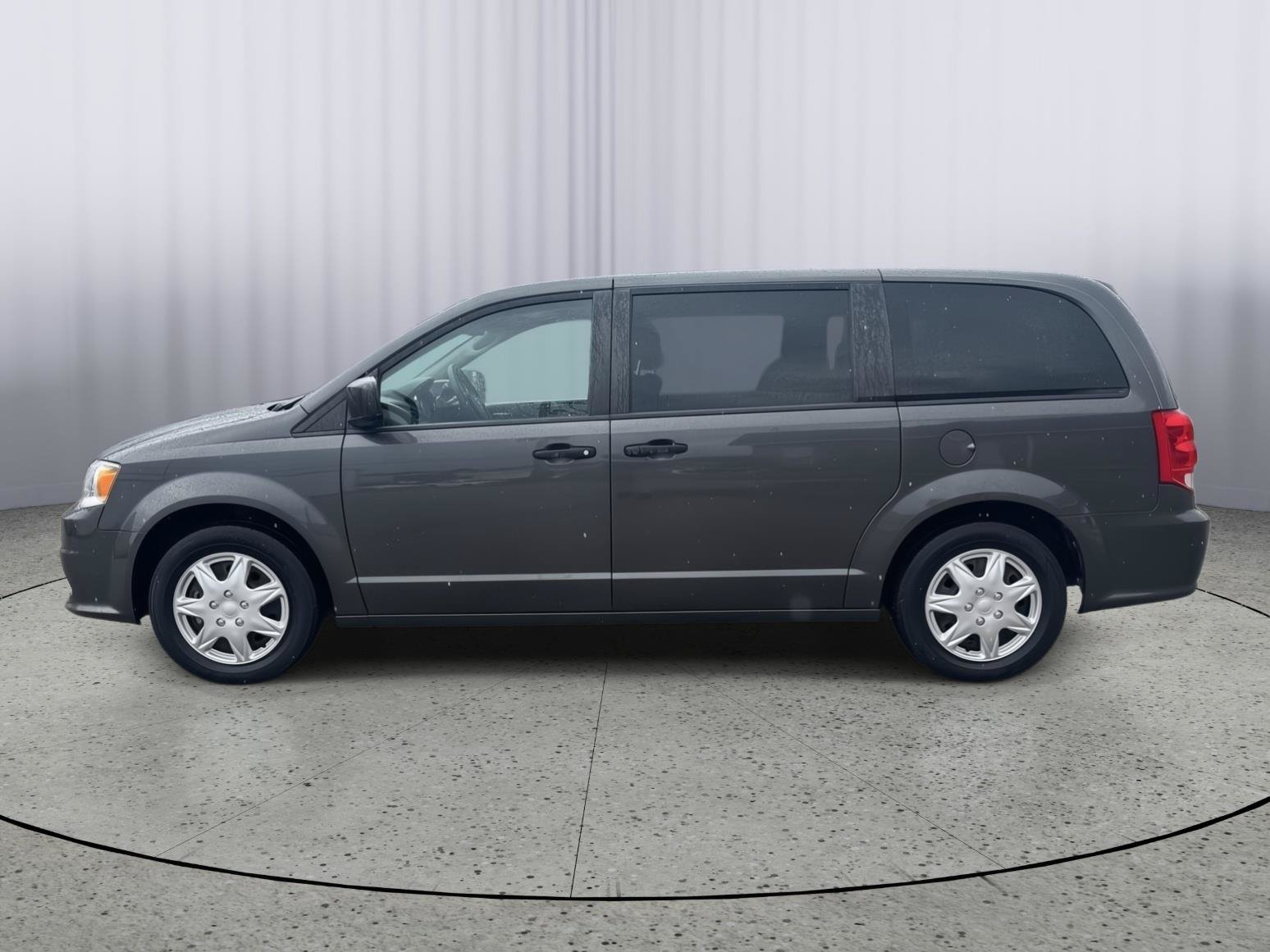 Used 2019 Dodge Grand Caravan SE w/ UConnect Hands-Free Group FWD image 2
