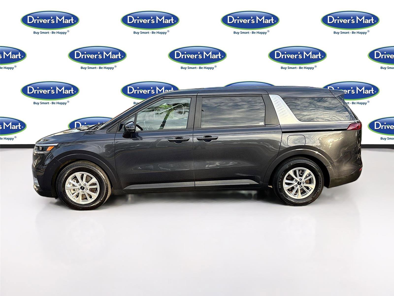 Used 2022 Kia Carnival LX image 5