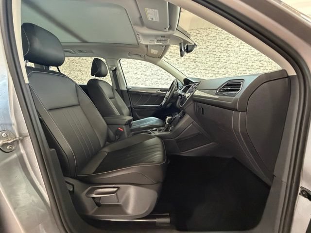 Used 2022 Volkswagen Tiguan SE w/ Panoramic Sunroof Package AWD/4WD image 9