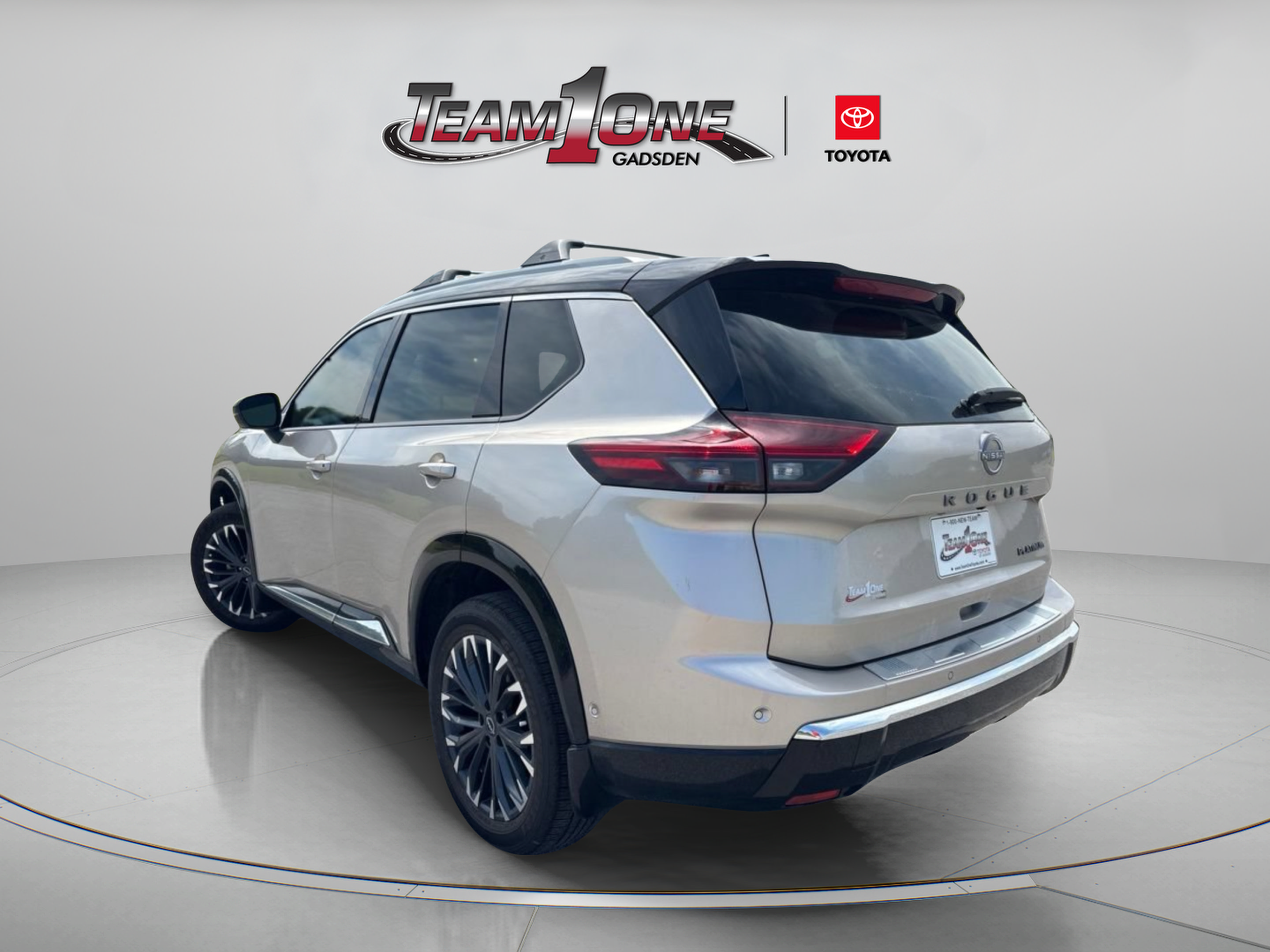 Used 2025 Nissan Rogue Platinum w/ Platinum Premium Package FWD image 5