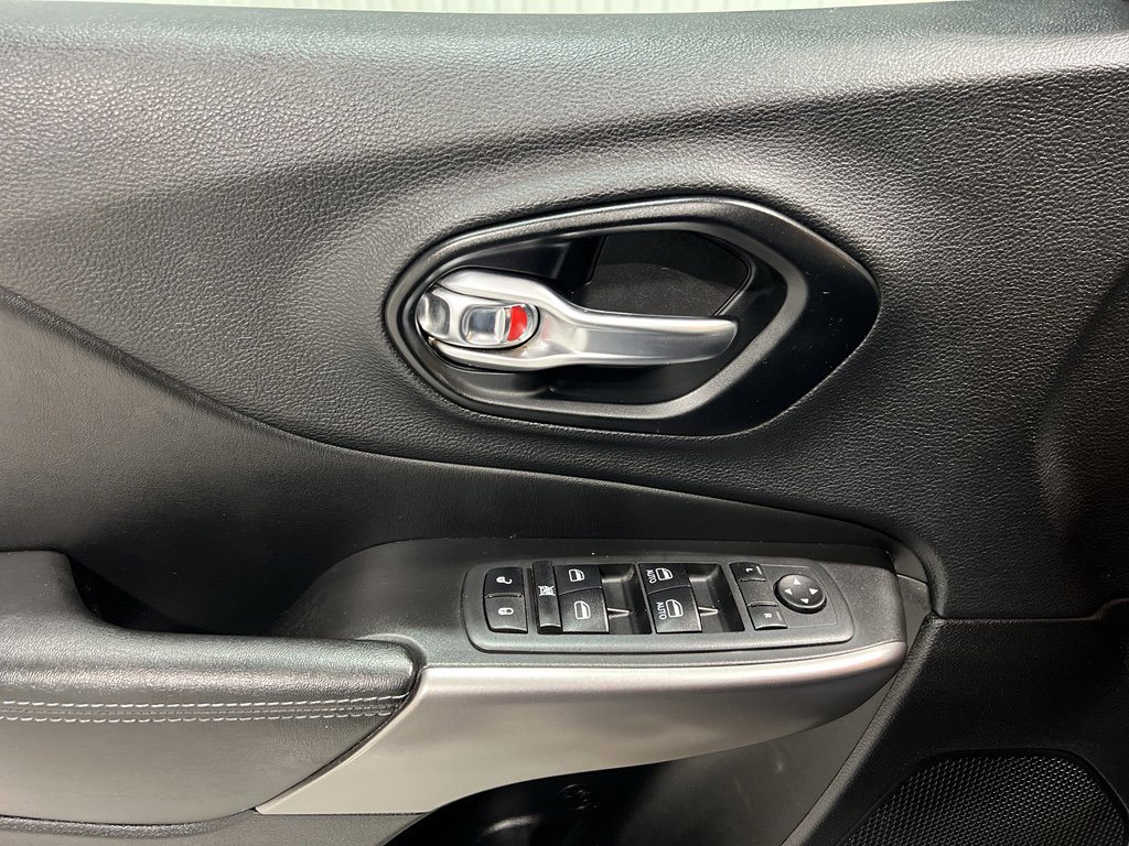 Used 2021 Jeep Cherokee Latitude w/ Mopar Interior Package image 21