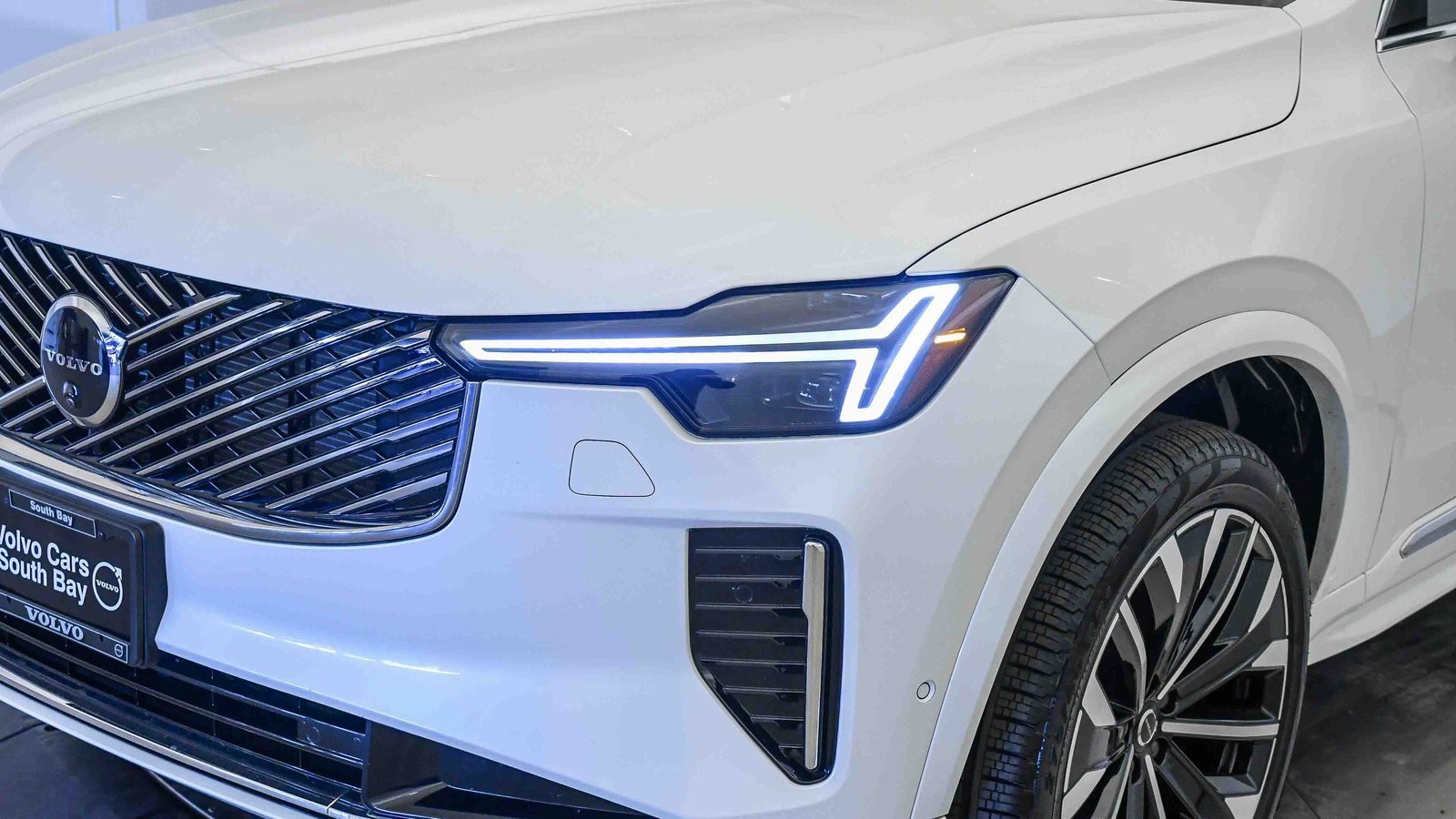 Certified 2025 Volvo XC90 B6 Plus w/ Protection Package Premier image 9