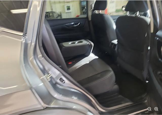 Used 2020 Nissan Rogue SV image 3