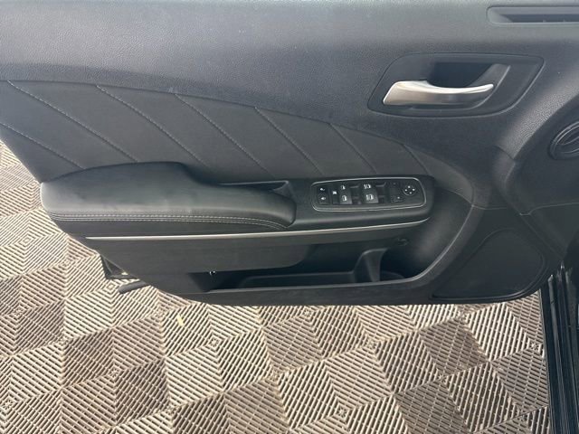 Used 2015 Dodge Charger SXT image 18