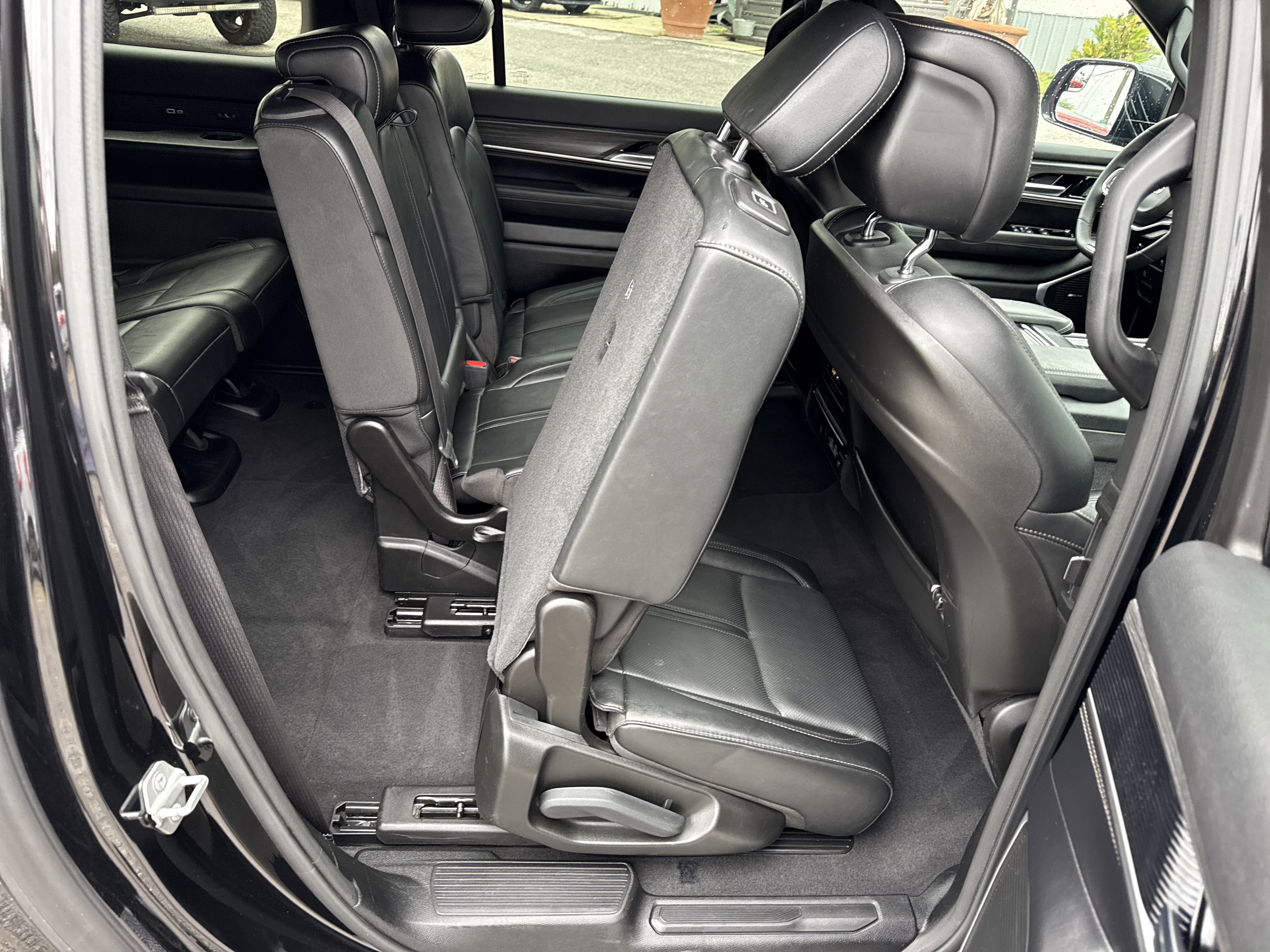 Used 2023 Jeep Wagoneer L Series III w/ Preferred Equipment Group image 35