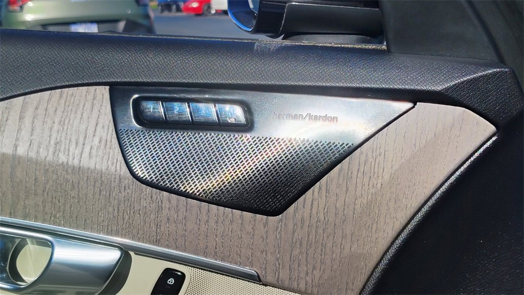 Used 2023 Volvo XC90 B6 Plus w/ Protection Package Premier image 9