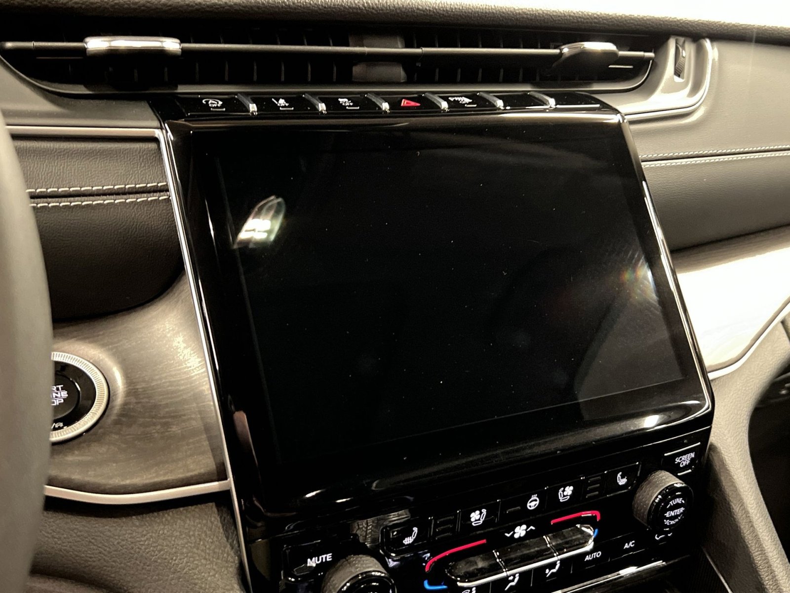 Used 2024 Jeep Grand Cherokee Limited w/ Luxury Tech Group II image 16