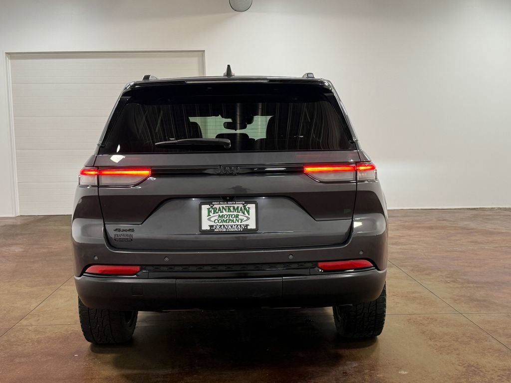 Used 2022 Jeep Grand Cherokee Altitude AWD/4WD image 25