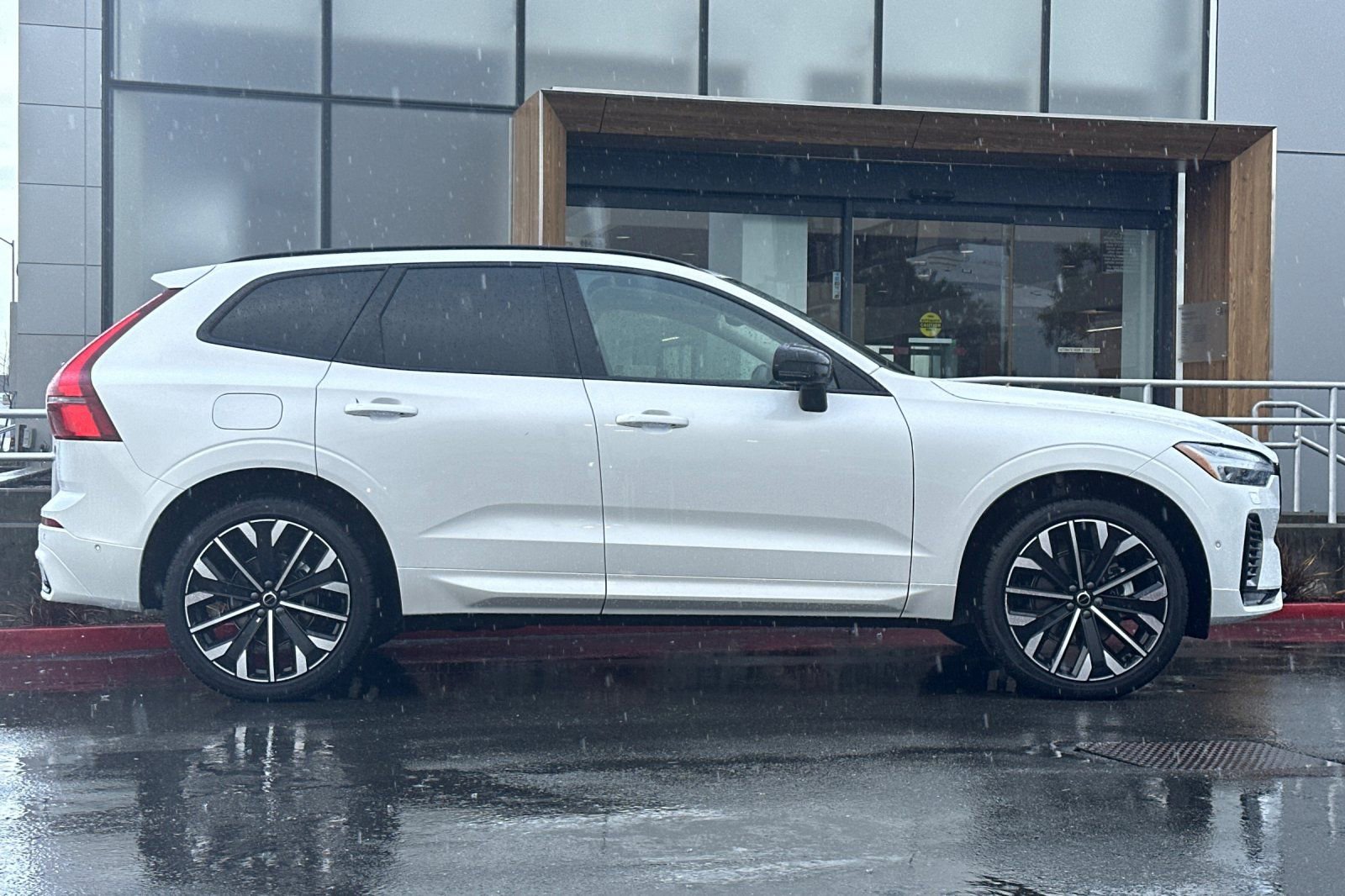 New 2026 Volvo XC60 B5 Ultra w/ Protection Package Premier image 8