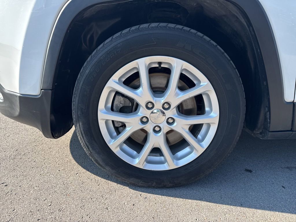 Used 2018 Jeep Cherokee Latitude Plus w/ Comfort/Convenience Group image 27