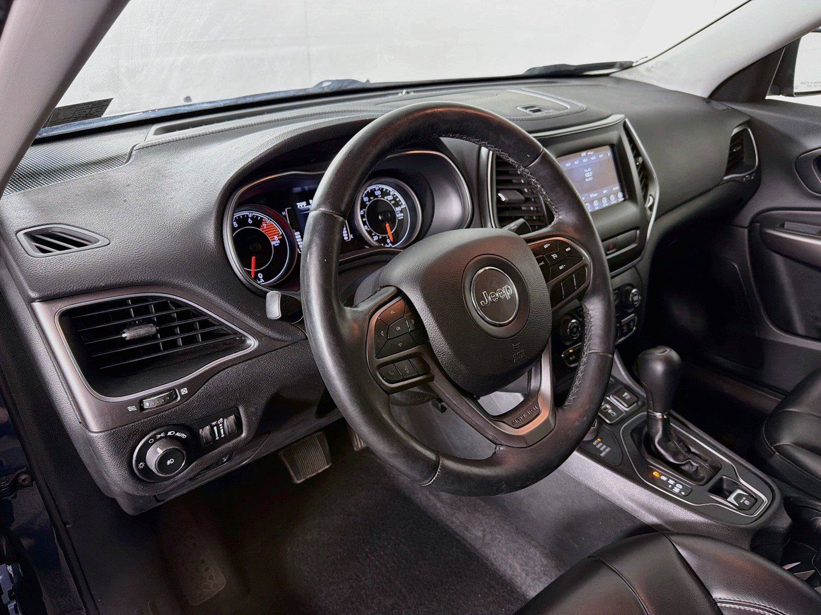 Used 2019 Jeep Cherokee Latitude Plus w/ Cold Weather Group AWD/4WD image 16