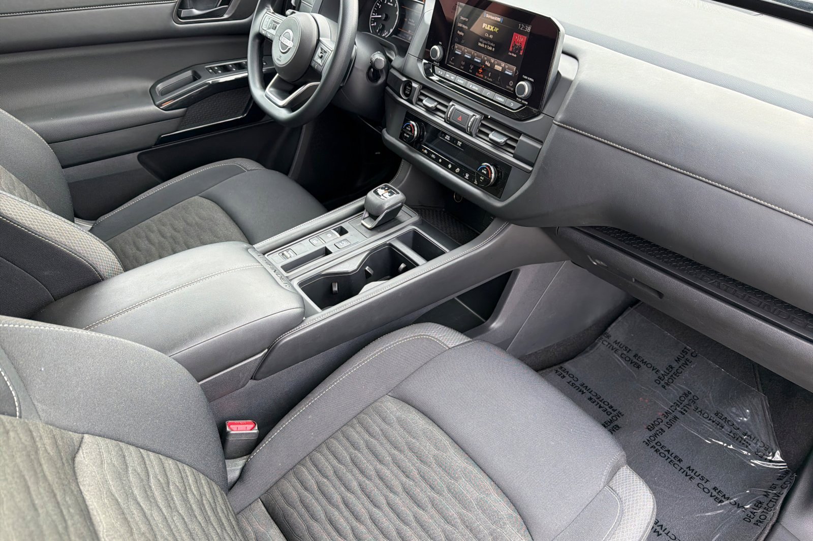 Used 2025 Nissan Pathfinder S image 16