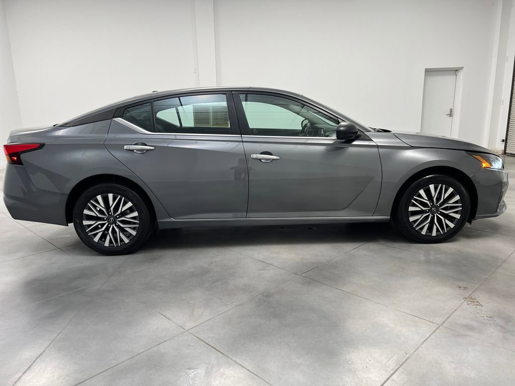 Used 2024 Nissan Altima 2.5 SV image 8