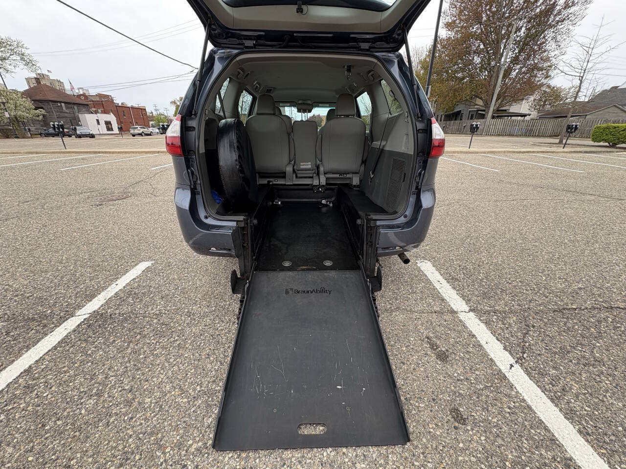 Used 2017 Toyota Sienna L FWD image 29