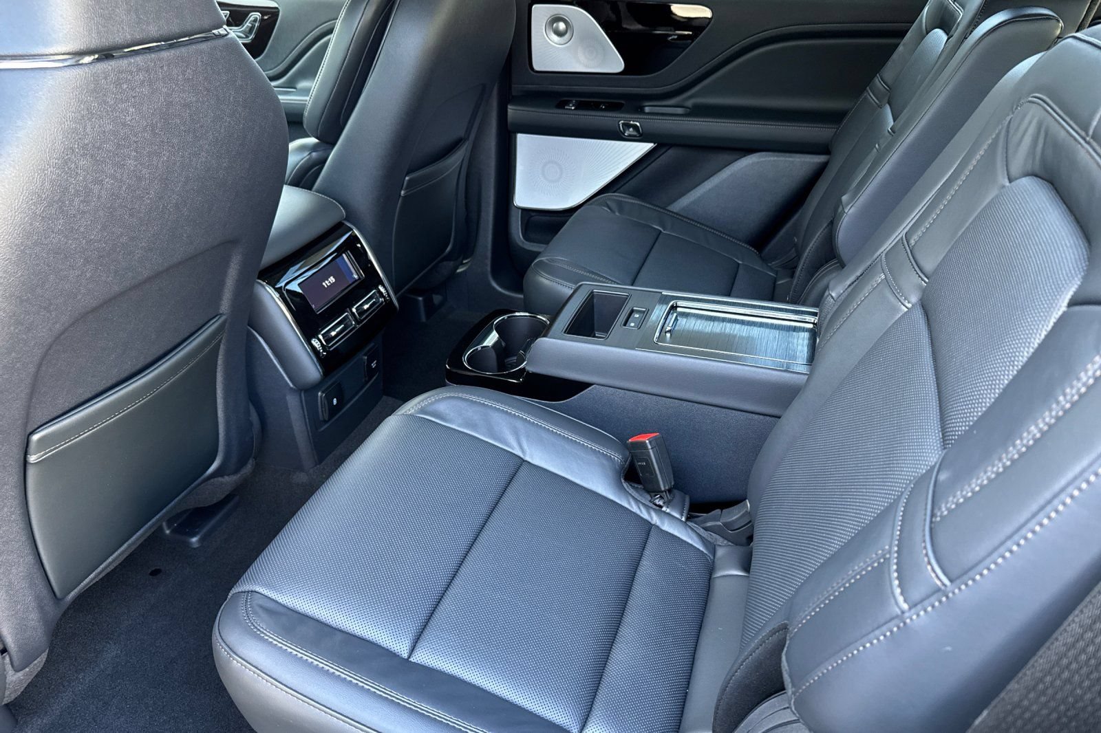 New 2025 Lincoln Aviator Reserve w/ Luxury Package RWD image 11