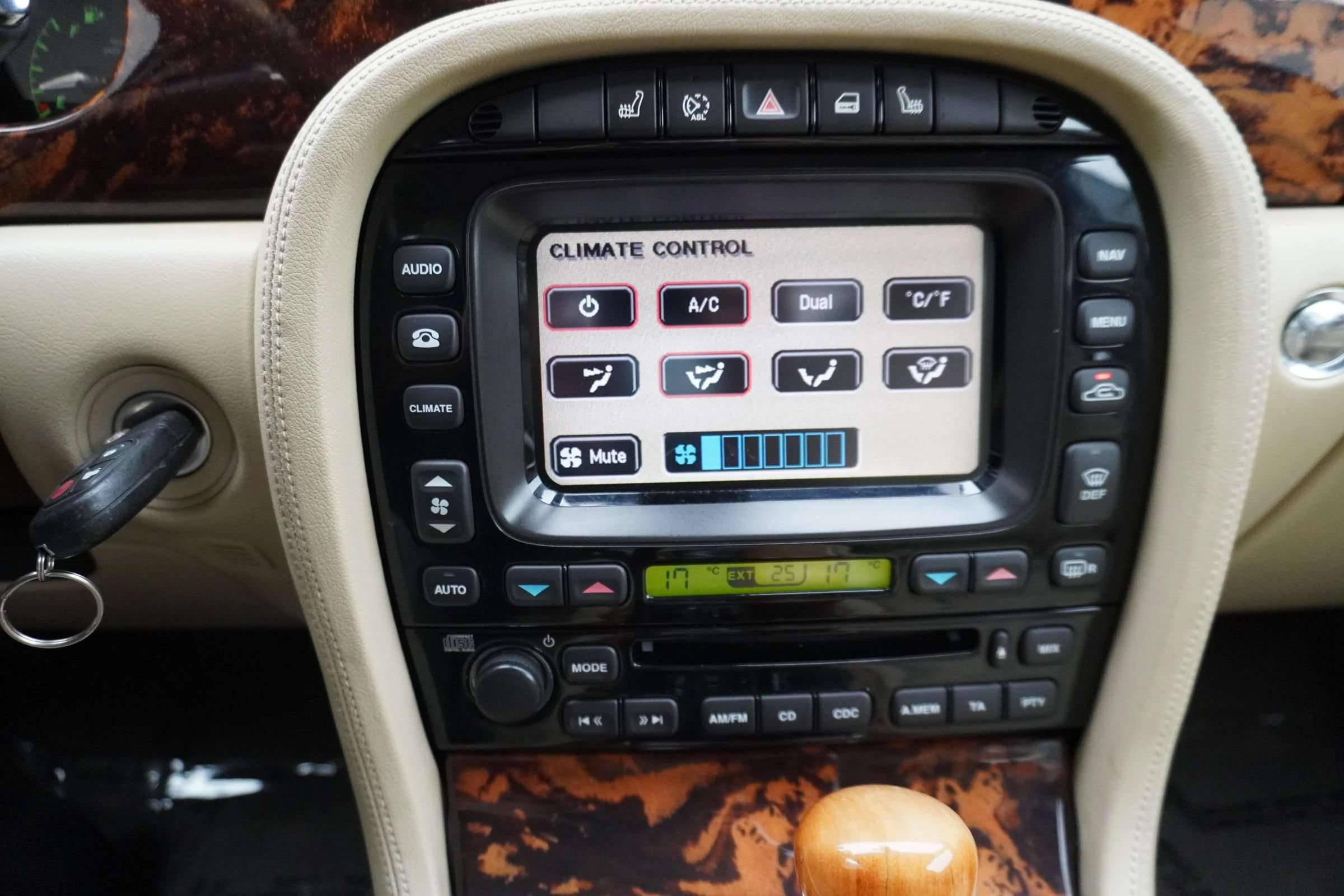 Used 2008 Jaguar XJ8 RWD image 20
