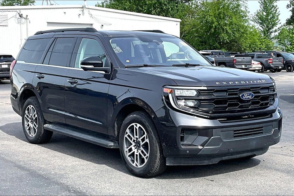 Used 2025 Ford Expedition Active AWD/4WD image 1