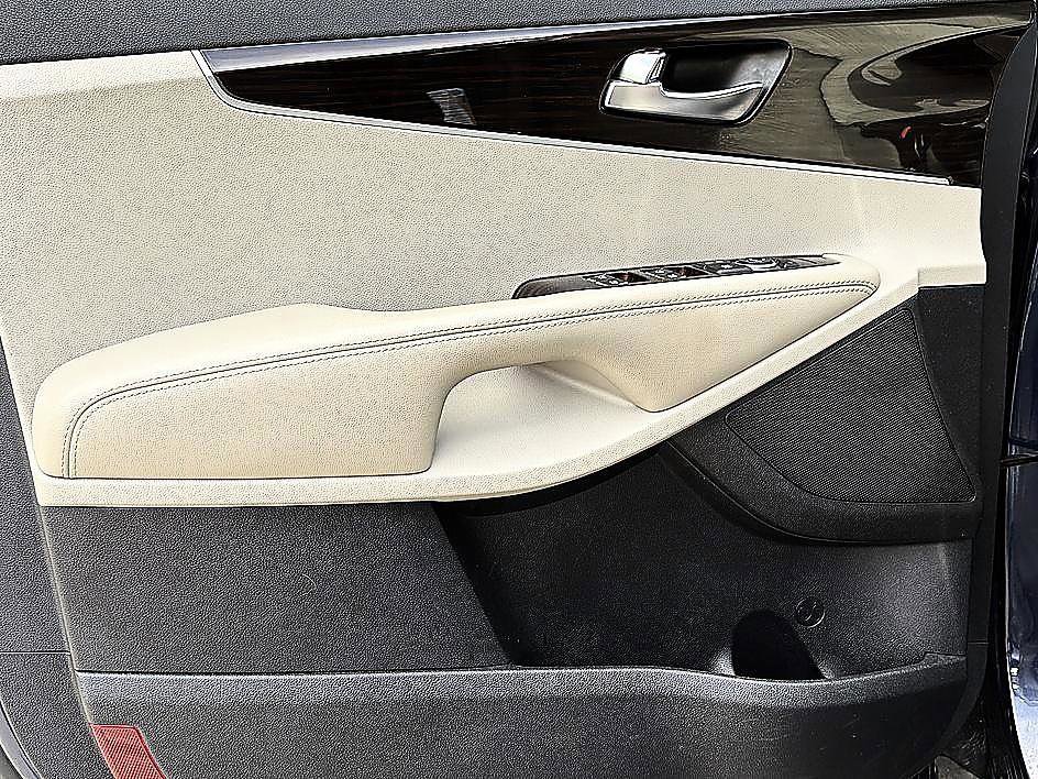 Used 2019 Kia Sorento LX w/ LX Convenience Package image 17