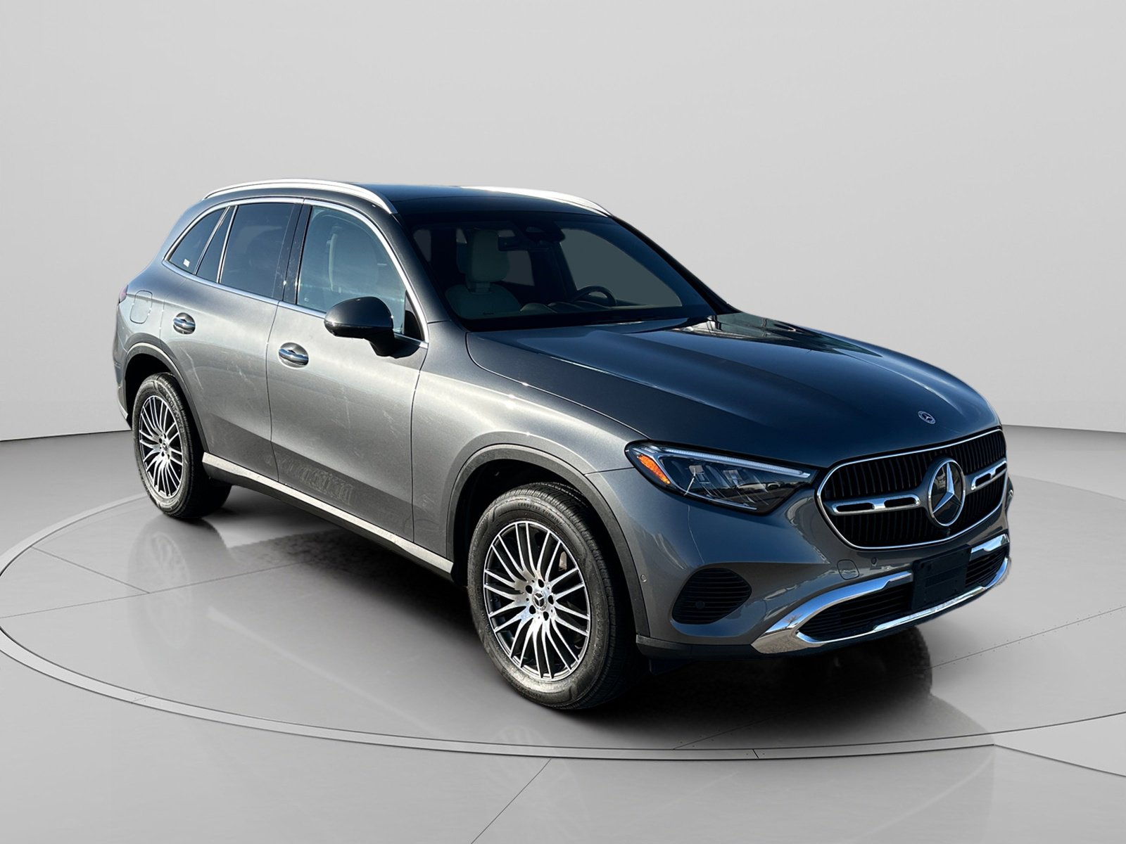 Used 2023 Mercedes-Benz GLC 300 4MATIC image 3