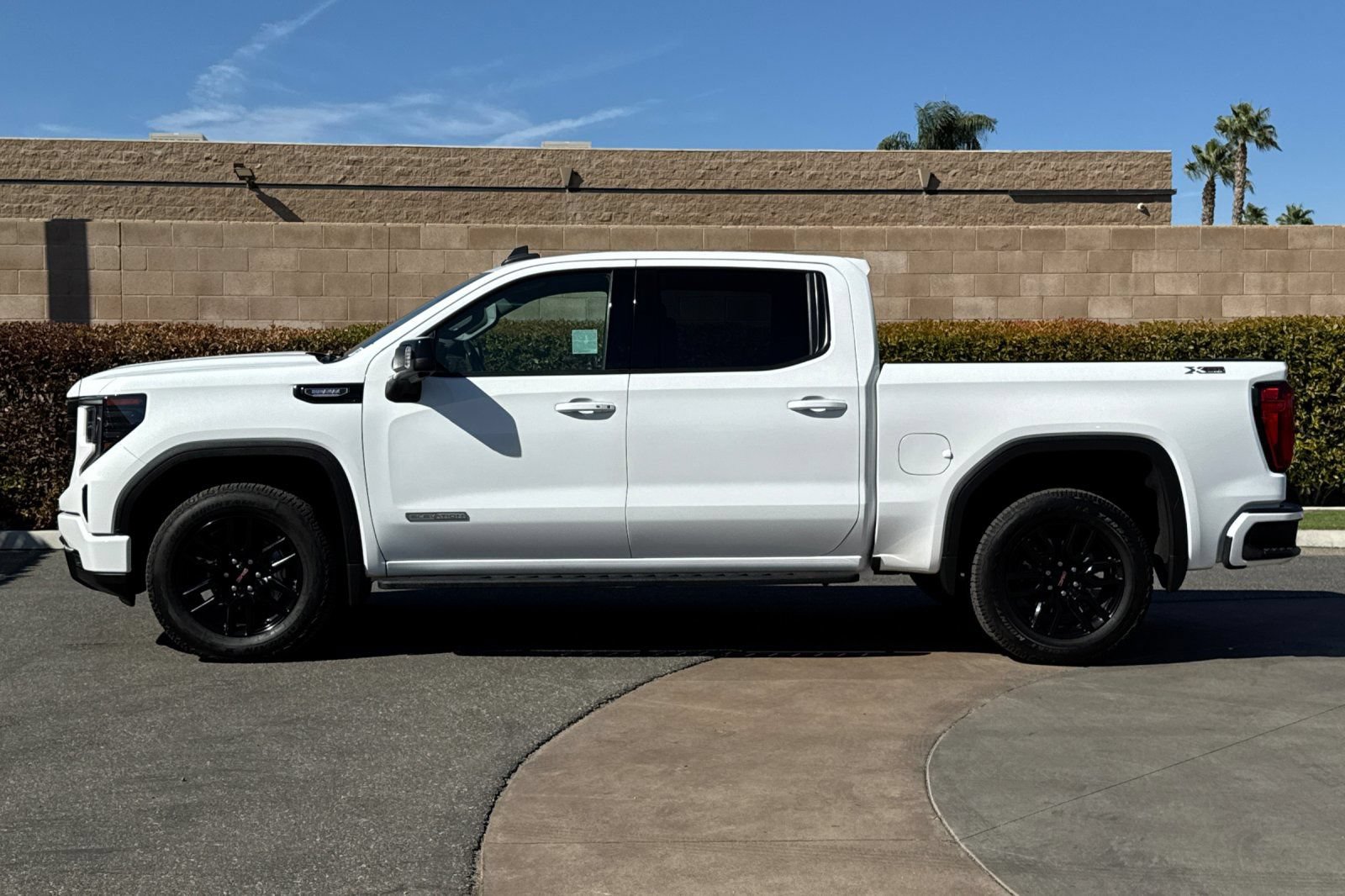 Certified 2023 GMC Sierra 1500 Elevation w/ Preferred Package AWD/4WD image 7