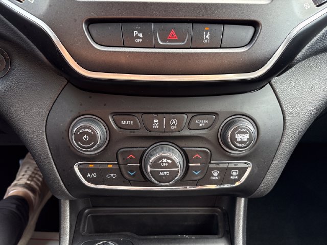 Used 2021 Jeep Cherokee Trailhawk AWD/4WD image 16
