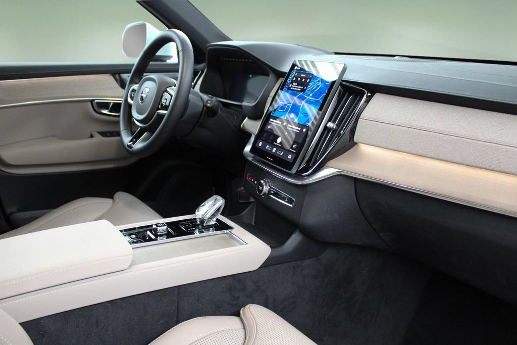 Certified 2025 Volvo XC90 B5 Ultra AWD/4WD image 22