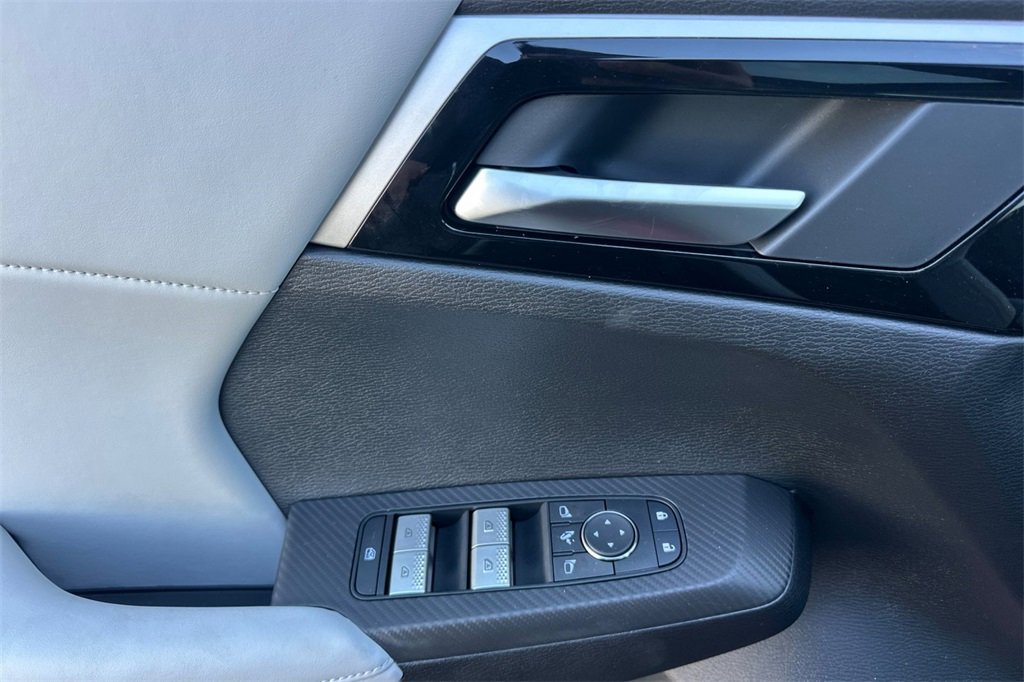 New 2025 Mitsubishi Outlander SE image 12