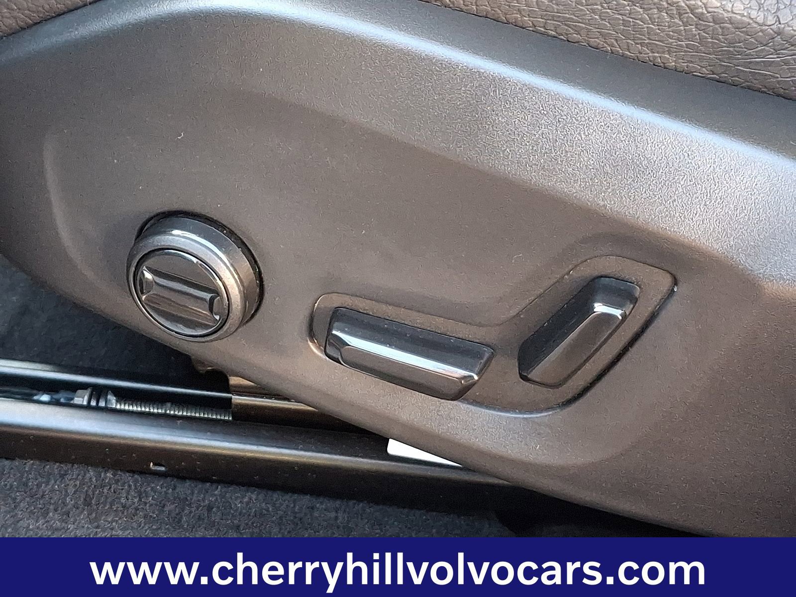 Certified 2025 Volvo XC60 B5 Plus image 28