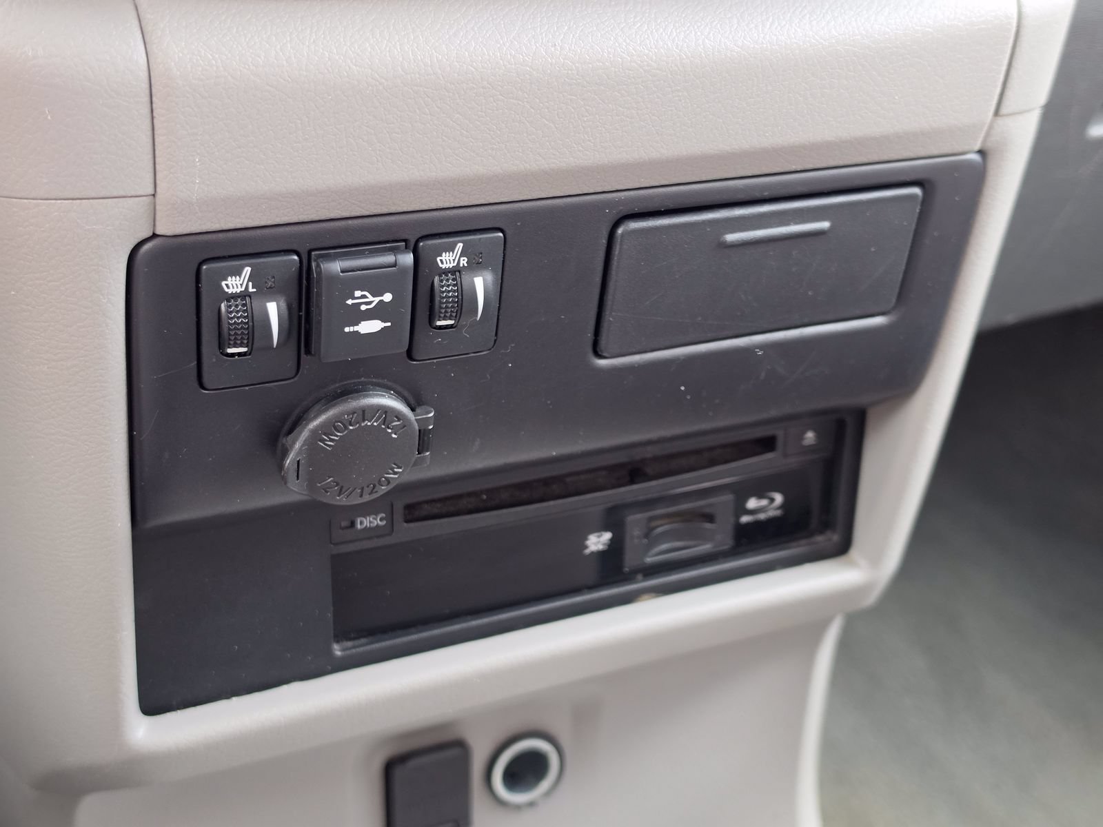 Used 2020 Toyota Sienna XLE Premium FWD image 30